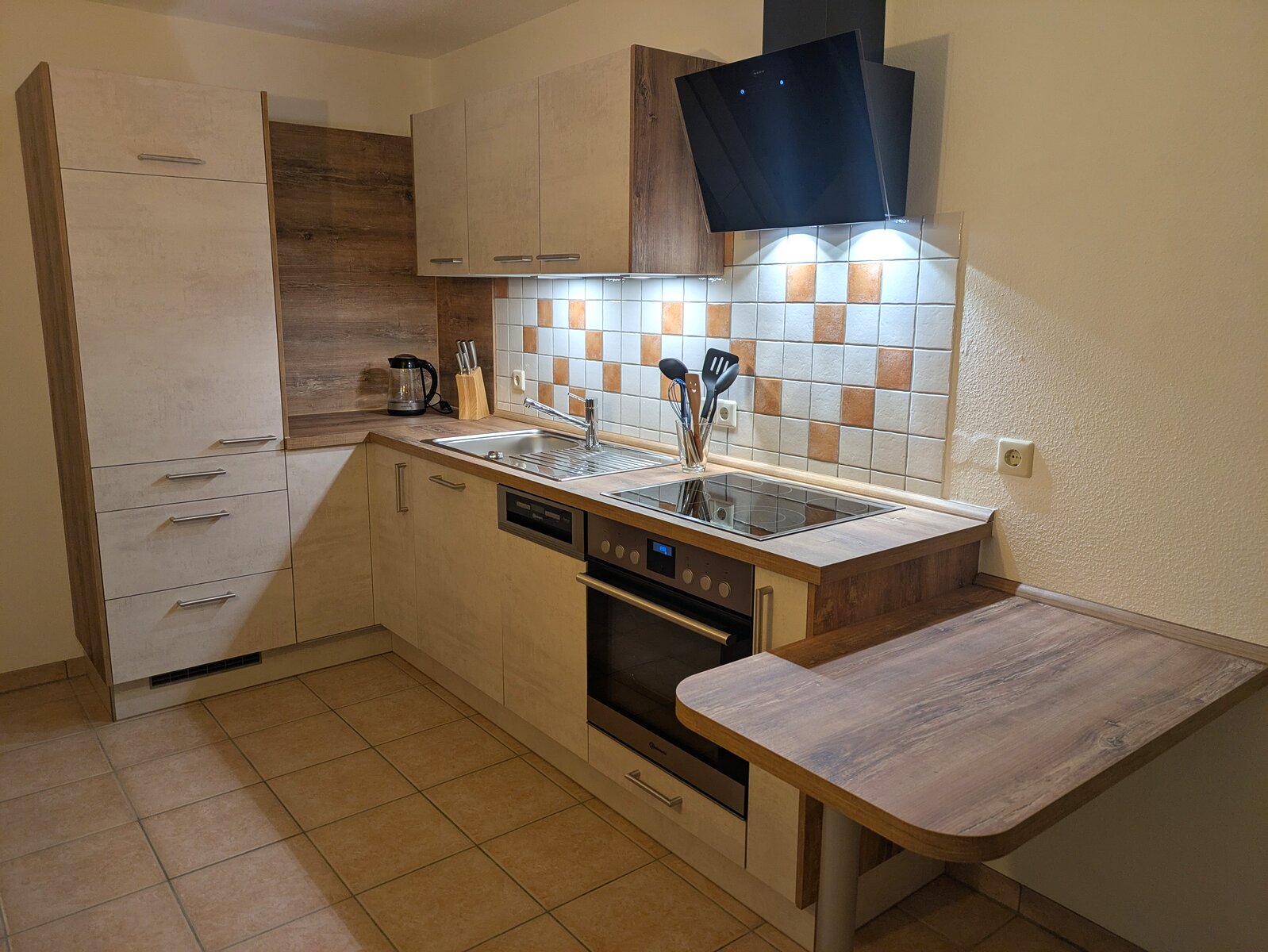 Moderne Einbauküche mit Ceranfeld, Backofen und Geschirrspüler in der Naturzeit Ferienwohnung Dobel